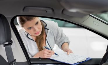 kobieta sprawdza numer VIN pojazdu