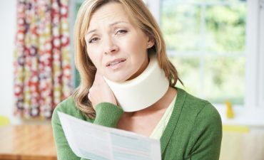 kobieta po wypadku czyta dokumenty