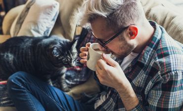 mężczyzna ma wykupione OC wynajmującego mieszkanie