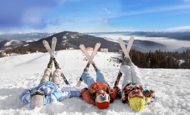narciarze odpoczywają na stoku