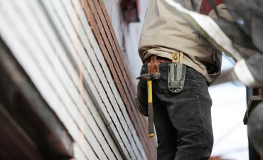 pracownik na budowie