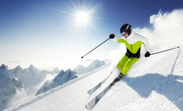 narciarz szusujący na stoku w Andorze