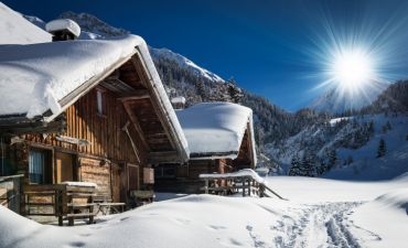 domek w górach, przy alpejskim ośrodku narciarskim w Austrii
