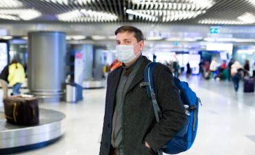 mężczyzna na lotnisku w maseczce przeciw zakażeniom