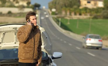 Kierowca wzywa pomoc drogową