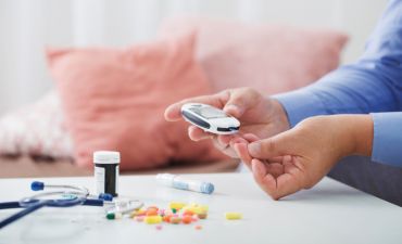 chory na cukrzycę z lekami i glukometrem