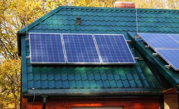 panele słoneczne na dachu