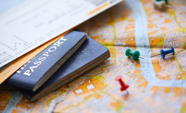 paszport leżący na mapie