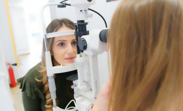 młoda kobieta podczas badania oczu