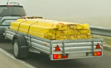 Samochód na drodze z przyczepą