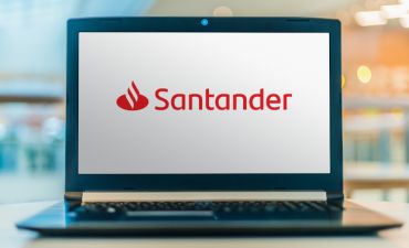 laptop wyświetlający logo banku Santander
