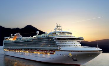 statek rejsowy na tle zachodu słońca