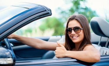 Kobieta zadowolona z jazdy kabrioletem