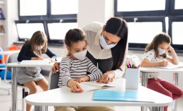 uczniowie w klasie podczas lekcji