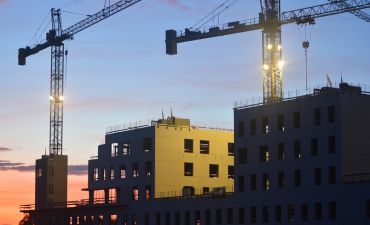 dźwigi budowlane na osiedlu