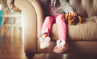 dziecko siedzi na kanapie w domu