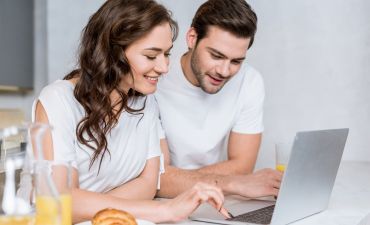 Młoda para sprawdza oferty OC w Internecie