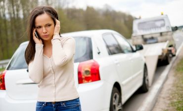 Kierowca korzysta z holowania pojazdu w ass