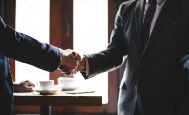 klient ściska dłoń dewelopera