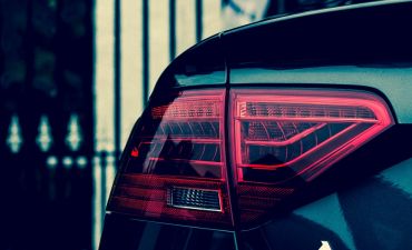 samochód osobowy zaparkowany w garażu