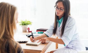 lekarz stawiający diagnozę pacjentowi