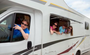 Rodzina podróżuje samochodem kempingowym