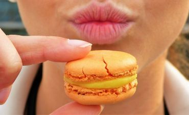 młoda kobieta je ciastko