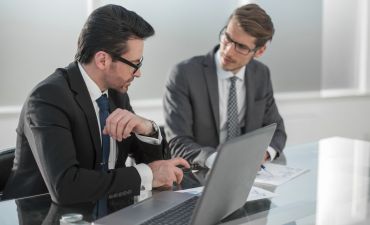 Mężczyźni sprawdzają OC przez internet