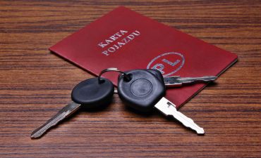 Karta pojazdu i kluczyki od samochodu