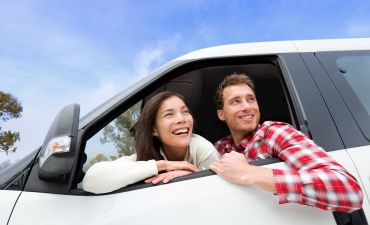 Młodzi kierowcy w samochodzie