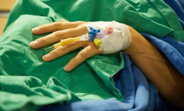 ręka pacjenta w szpitalu po wypadku