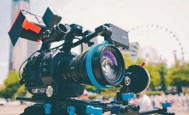 kamera filmowa na statywie