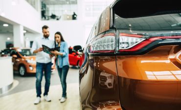 Pomarańczowy, sportowy samochód