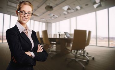 Agent ubezpieczeniowy w swoim biurze