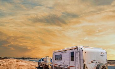 Samochód z przyczepą kempingową