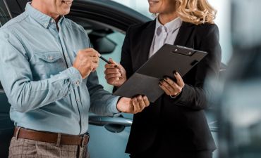 Właścicielka samochodu przekazuje dokumenty