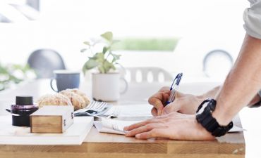 młody człowiek podpisuje dokument