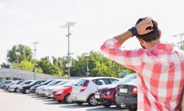 Kierowca szuka samochodu na parkingu