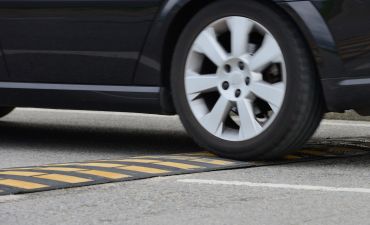 Samochód przejeżdżający próg zwalniający