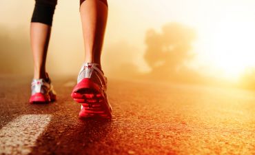 biegacz stojący w świetle słońca