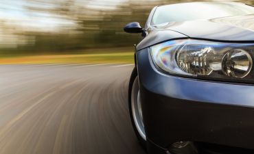 Samochód podczas jazdy, wspomagany systemem ASR