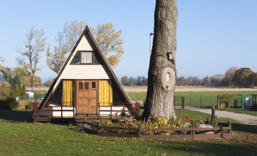 spadzisty dom letniskowy na działce