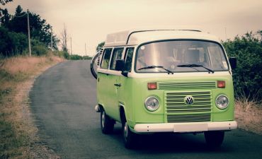 Zielony bus na drodze