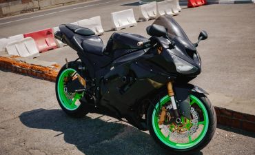 czarno zielony kawasaki ninja 300 r motocykl do 15 000