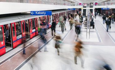 ludzie na stacji metra w warszawie