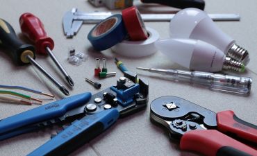 narzędzia domowe na stole