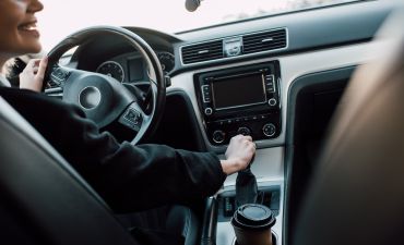 Kobieta kieruje samochodem ze skrzynią biegów dwusprzęgłową