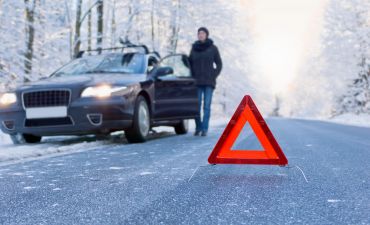 Trójkąt ostrzegawczy ustawiony na drodze