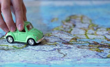 Ubezpieczenie samochodu zarejestrowanego za granicą samochód na mapie podróż