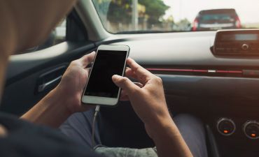 Kierowca korzysta z aplikacji w telefonie